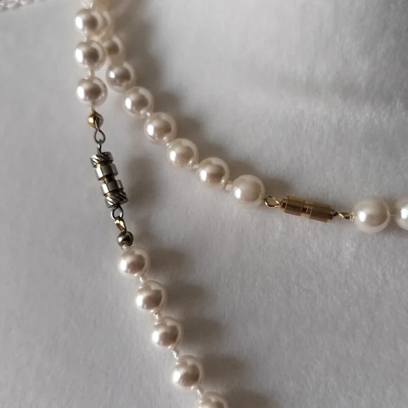 2 strands of faux pearls - Picture 3 of 3